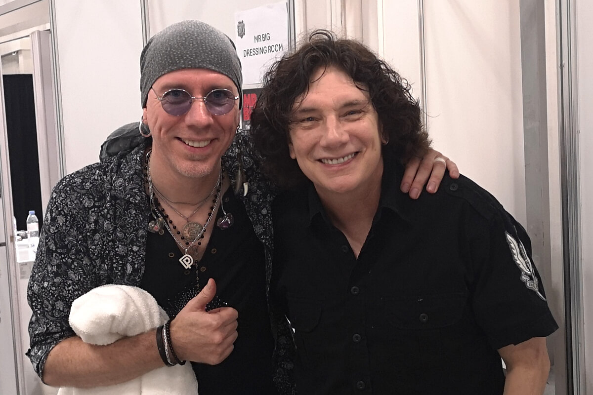 mit Eric Martin von Mr. Big. Andree: „Eric ist ein mega netter Typ, der mir interessiert mehrere Fragen zu meinem Einspringen für Bobby stellte.“ Foto: Ferdy Doernberg