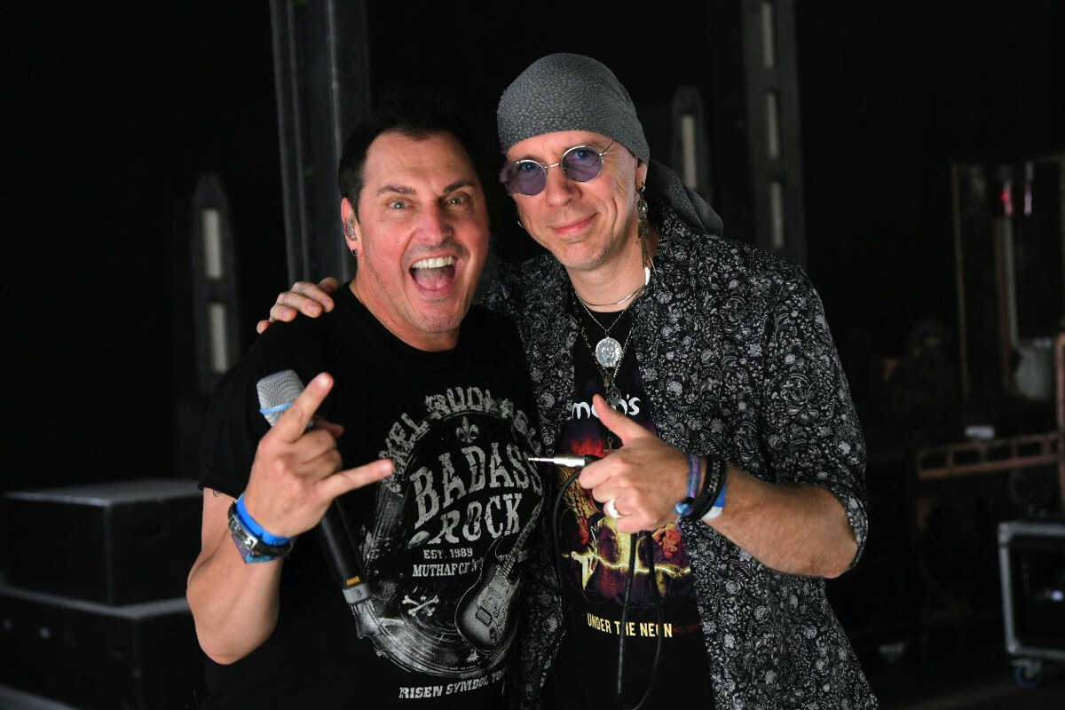 Unmittelbar vor dem Auftritt in Wacken mit Johnny Gioeli. Andree: „Johnny und ich hatten sofort einen Draht zueinander. Er ist nicht nur ein großartiger Sänger und Frontman, sondern auch ein klasse Typ!“ Foto: Moni Kircher